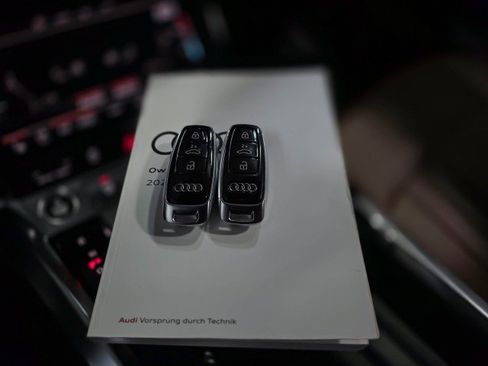 Used 2022 Audi e-tron Premium Plus image 45