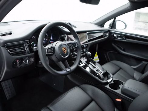Certified 2026 Porsche Macan AWD/4WD image 4