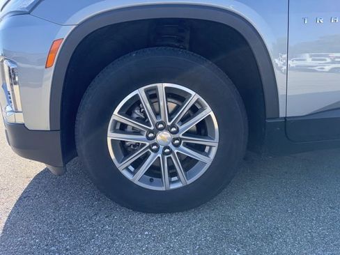 Used 2023 Chevrolet Traverse LT FWD image 3