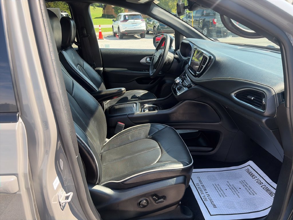 Used 2025 Chrysler Pacifica Limited FWD image 45