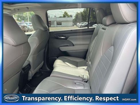 Used 2023 Toyota Highlander XLE AWD/4WD image 12