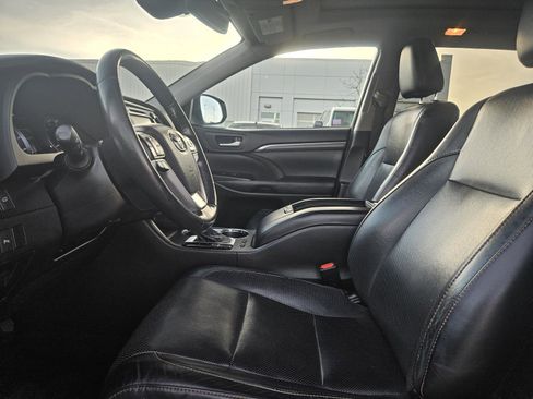 Used 2017 Toyota Highlander Limited Platinum image 11