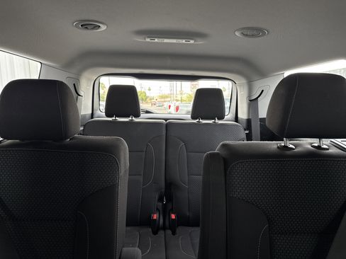 Used 2023 GMC Acadia SLE image 17