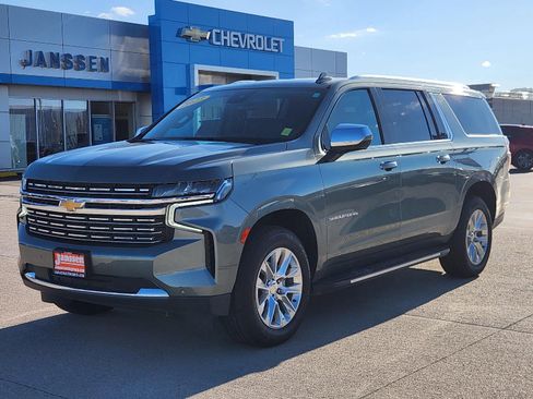 Used 2023 Chevrolet Suburban Premier image 2