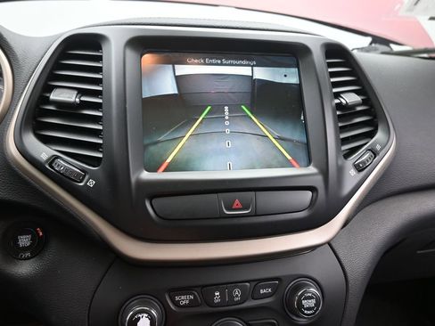 Used 2017 Jeep Cherokee Limited image 35