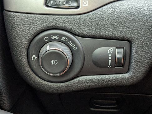 Used 2019 Jeep Cherokee Latitude w/ Popular Appearance Group FWD image 16