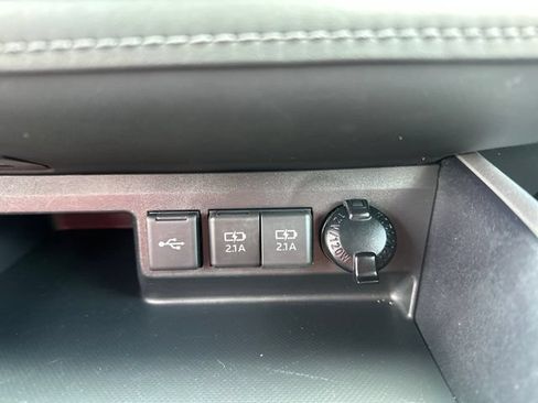 Used 2021 Toyota Highlander L FWD image 14