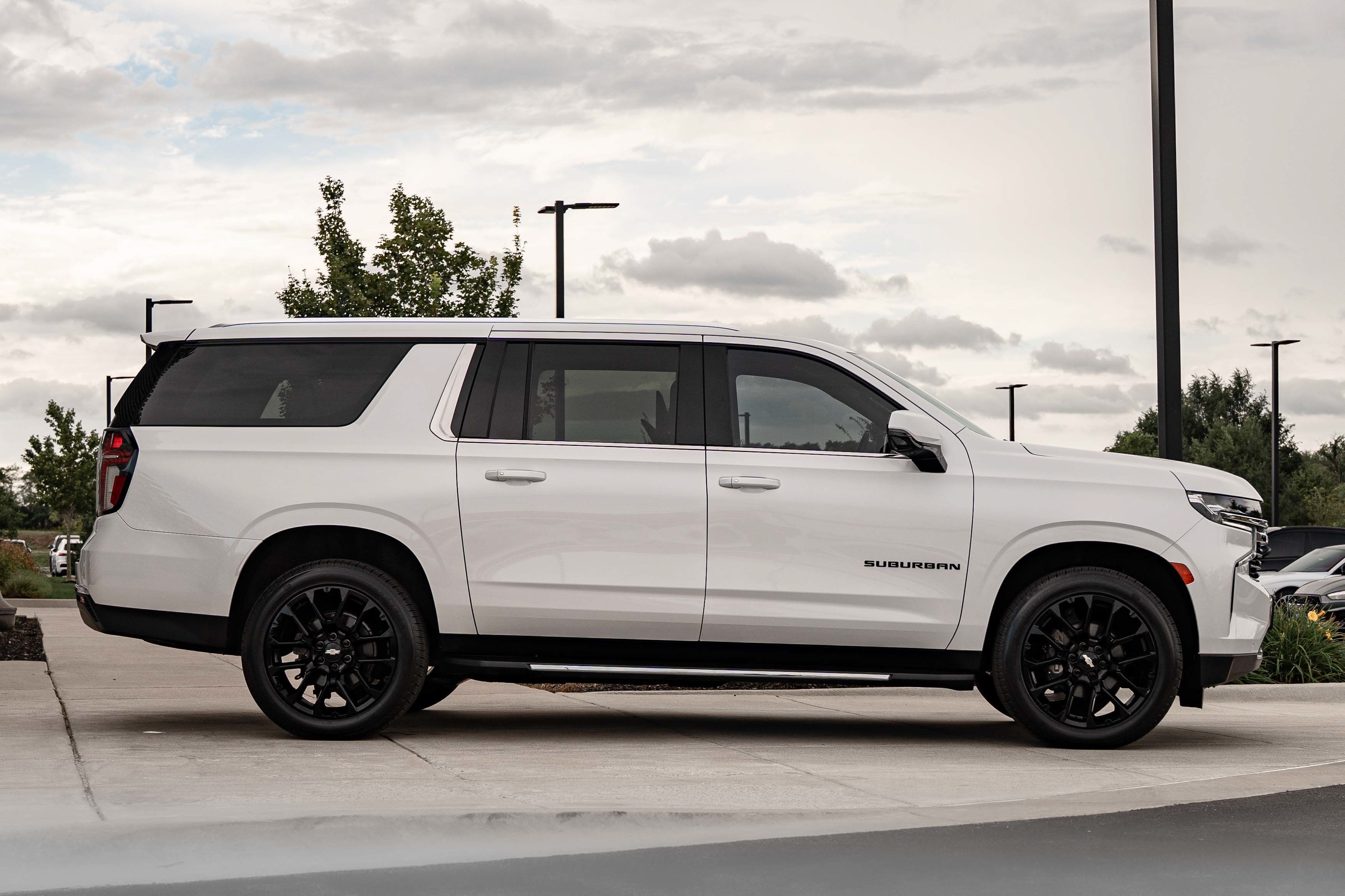 Used 2022 Chevrolet Suburban LT w/ LT Signature Package AWD/4WD image 3