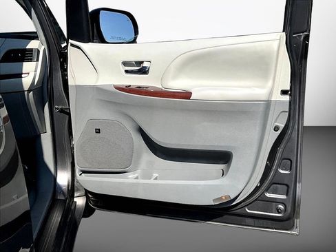 Used 2012 Toyota Sienna XLE w/ Premium Pkg FWD image 29