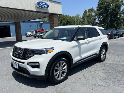 Used 2022 Ford Explorer XLT w/ Equipment Group 202A AWD/4WD image 2