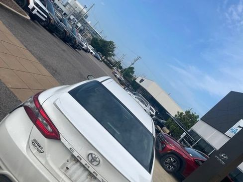 Used 2018 Toyota Camry SE w/ Convenience Package FWD image 9