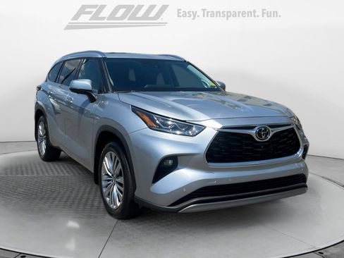 Certified 2024 Toyota Highlander Platinum FWD image 1