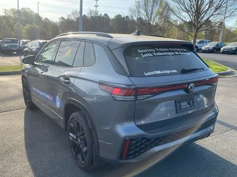 Used 2025 Volkswagen Tiguan SE R-Line image 3