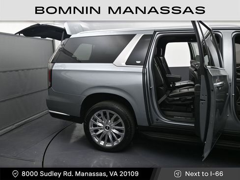 Used 2024 Cadillac Escalade ESV Premium Luxury AWD/4WD image 10