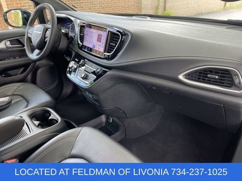Used 2024 Chrysler Pacifica Limited FWD image 28