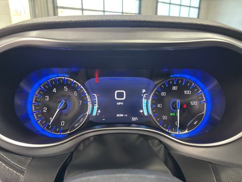 Used 2025 Chrysler Pacifica Limited image 12