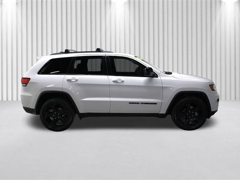 Used 2018 Jeep Grand Cherokee Laredo AWD/4WD image 2