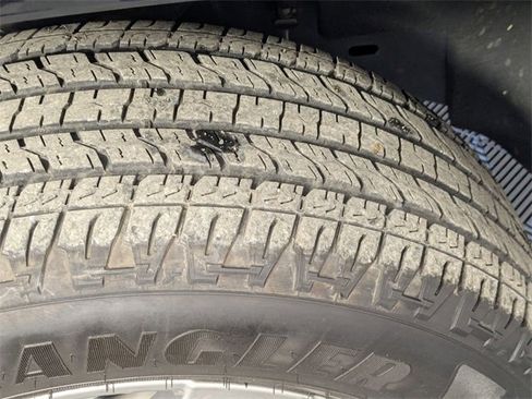 Used 2024 Chevrolet Colorado LT w/ LT Convenience Package image 9