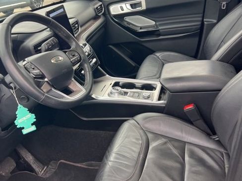 Used 2023 Ford Explorer Platinum w/ Technology Package image 2