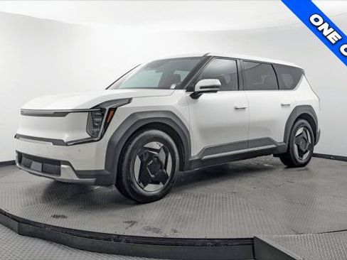 Used 2024 Kia EV9 Light Long Range RWD image 2