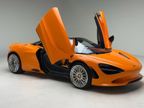 Used 2025 McLaren 750S Spider RWD image 2