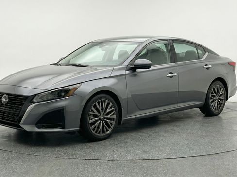 Used 2025 Nissan Altima 2.5 SV image 3