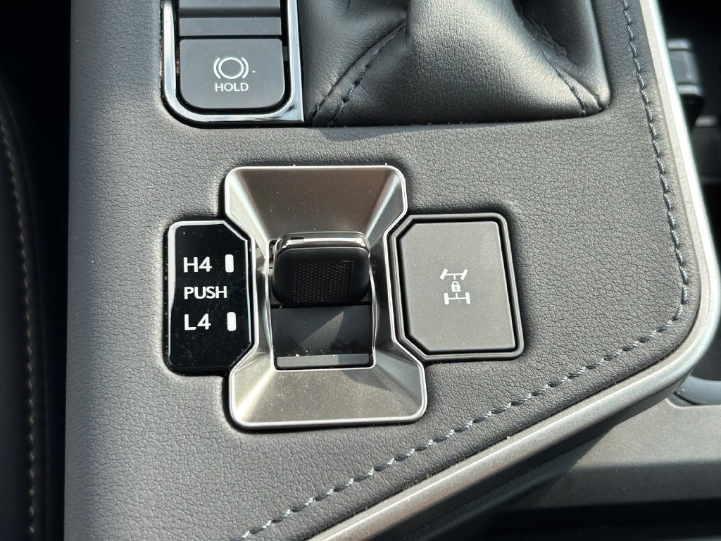 Used 2025 Lexus GX 550 w/ Accessory Package (31) AWD/4WD image 32