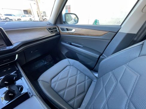 Used 2025 Volkswagen Atlas SE image 36