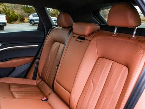 Used 2022 Audi e-tron Premium w/ Convenience Plus Package image 34