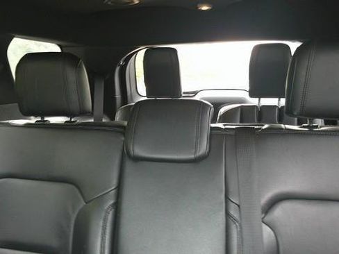 Used 2016 Ford Explorer XLT w/ Equipment Group 202A AWD/4WD image 8