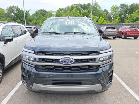 Used 2024 Ford Expedition XLT RWD image 3