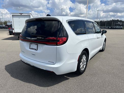 Used 2024 Chrysler Pacifica Touring-L FWD image 8