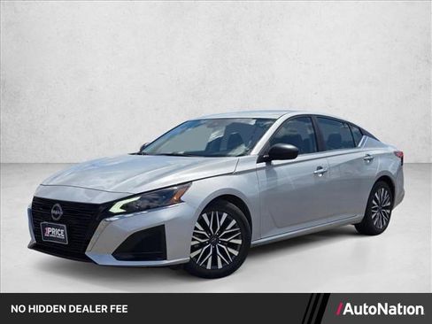 Used 2024 Nissan Altima 2.5 SV FWD image 1