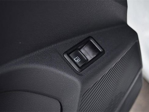 Certified 2023 Volkswagen Taos SE image 9