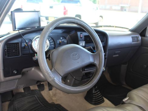 Used 1992 Toyota Pickup Deluxe RWD image 18