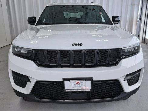 Used 2022 Jeep Grand Cherokee Altitude AWD/4WD image 3