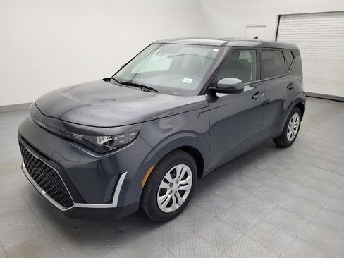 Used 2025 Kia Soul LX image 2