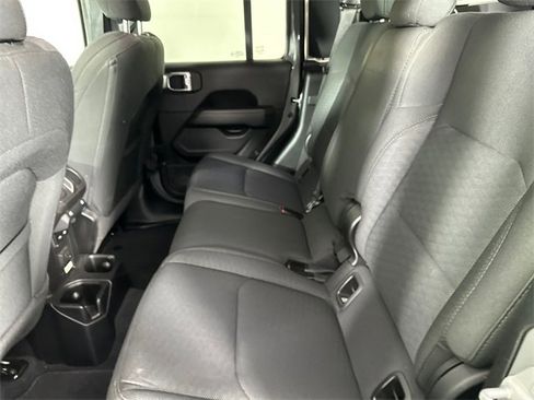 Certified 2020 Jeep Gladiator Overland w/ Cold Weather Group image 16