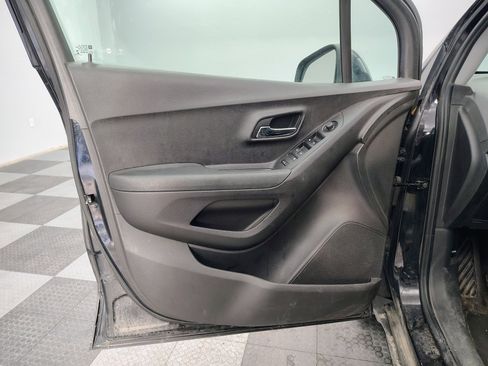 Used 2018 Chevrolet Trax LS FWD image 9