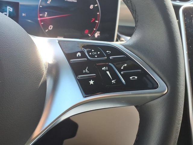Used 2025 Mercedes-Benz GLC 300 4MATIC image 16