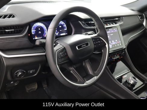 Used 2025 Jeep Grand Cherokee Laredo w/ Luxury Tech Group I AWD/4WD image 18