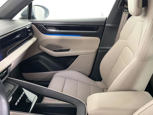 Certified 2025 Porsche Macan Electric RWD image 29