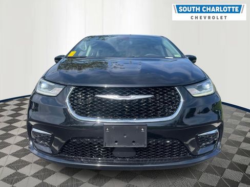 Used 2024 Chrysler Pacifica Touring-L FWD image 2