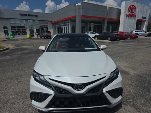 Used 2022 Toyota Camry XSE FWD image 3