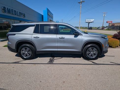 Used 2026 Chevrolet Traverse LT AWD/4WD image 2