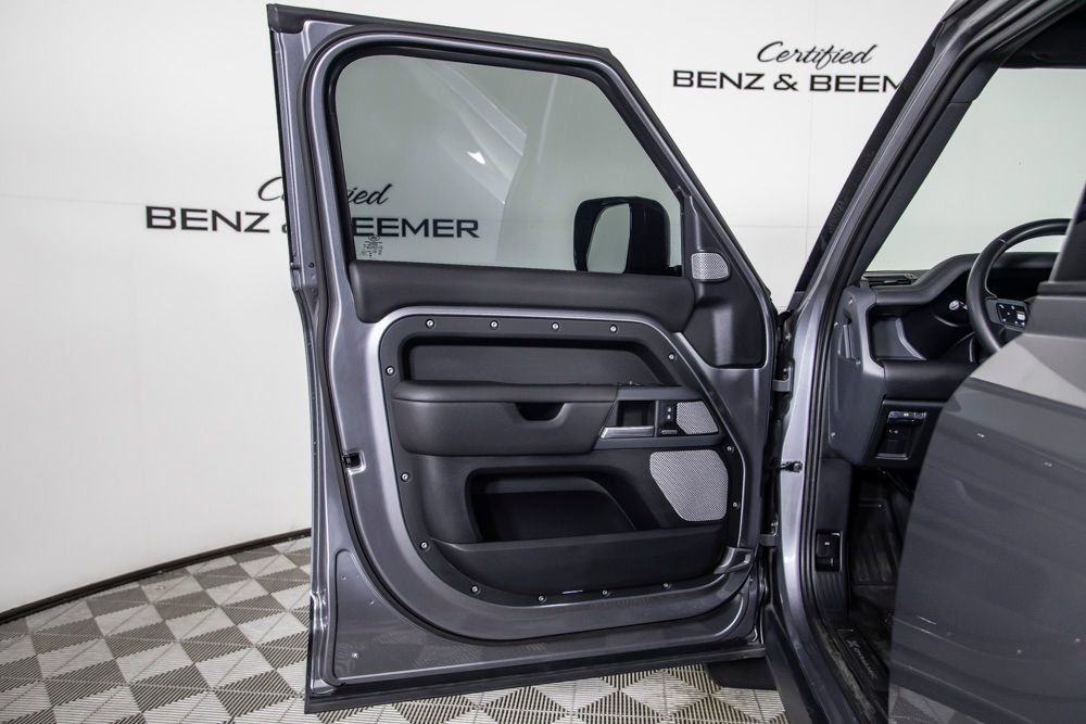 Used 2024 Land Rover Defender 130 X-Dynamic SE AWD/4WD image 21