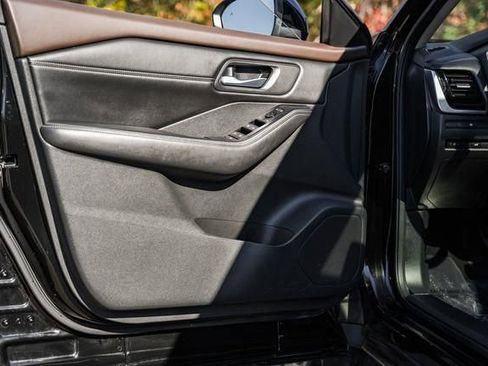 Used 2022 Nissan Rogue SV w/ SV Premium Package image 32