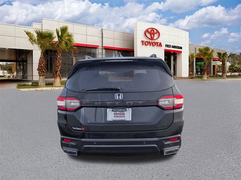 Used 2025 Honda Pilot Black Edition image 5