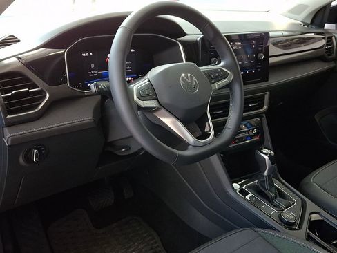 Used 2025 Volkswagen Taos SE AWD/4WD image 26