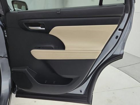 Certified 2024 Toyota Highlander XLE FWD image 24